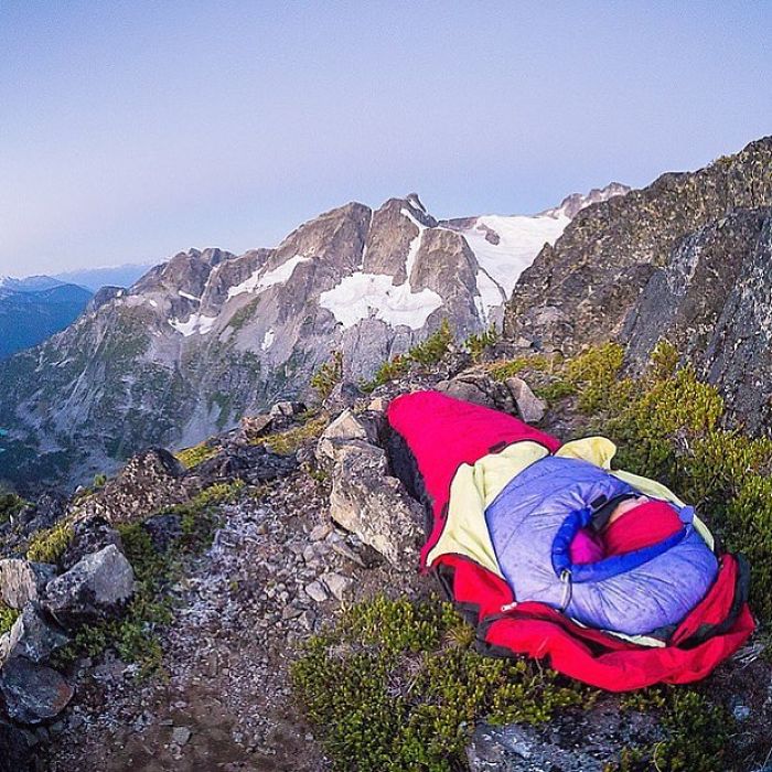 This Woman Has Fun On Instagram With Photos Of People Pretending To Sleep In The Middle Of Nowhere