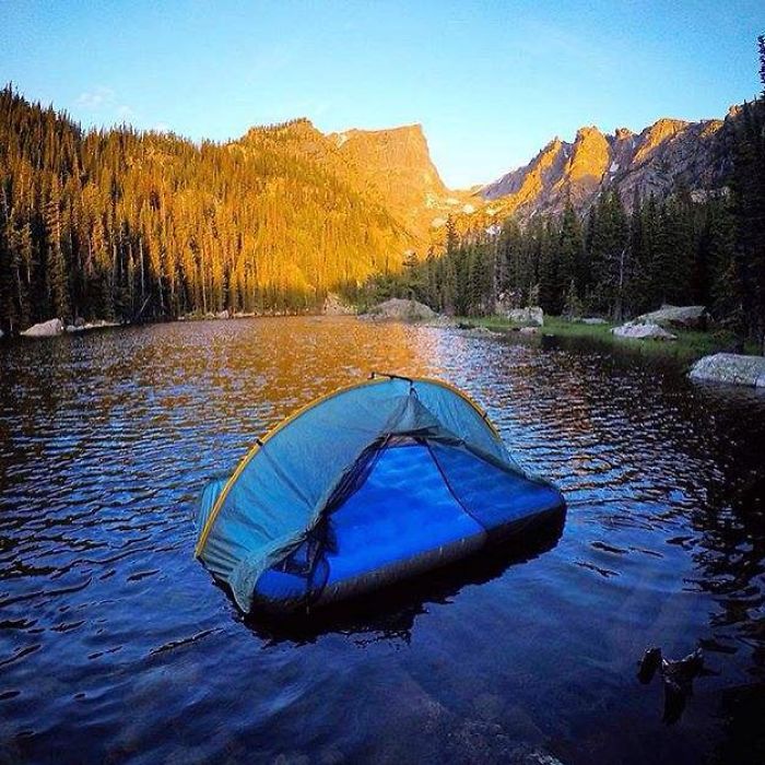 This Woman Has Fun On Instagram With Photos Of People Pretending To Sleep In The Middle Of Nowhere