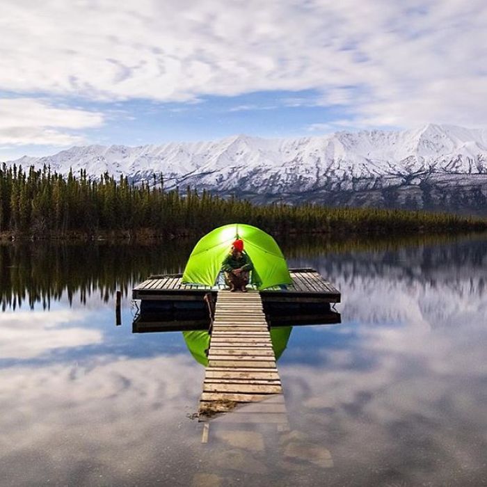 This Woman Has Fun On Instagram With Photos Of People Pretending To Sleep In The Middle Of Nowhere