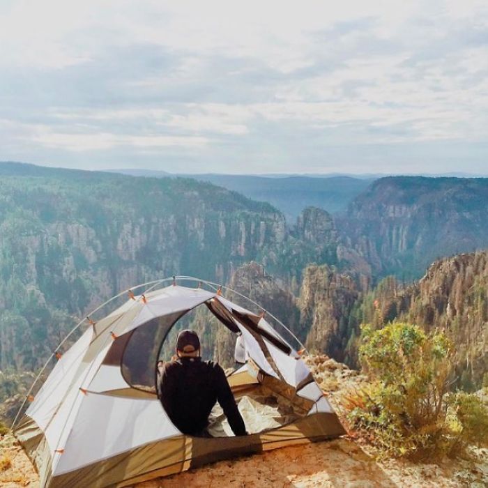 This Woman Has Fun On Instagram With Photos Of People Pretending To Sleep In The Middle Of Nowhere