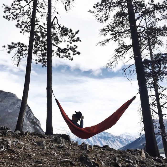This Woman Has Fun On Instagram With Photos Of People Pretending To Sleep In The Middle Of Nowhere