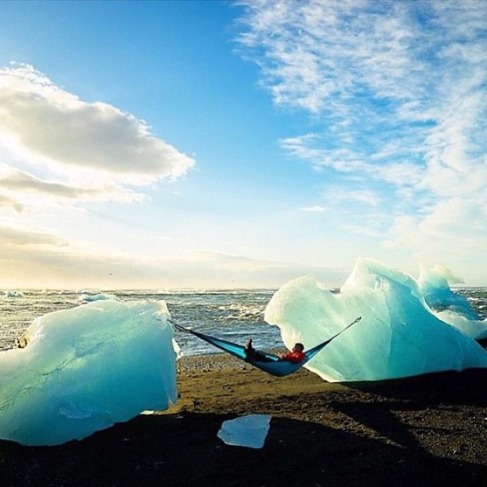 This Woman Has Fun On Instagram With Photos Of People Pretending To Sleep In The Middle Of Nowhere