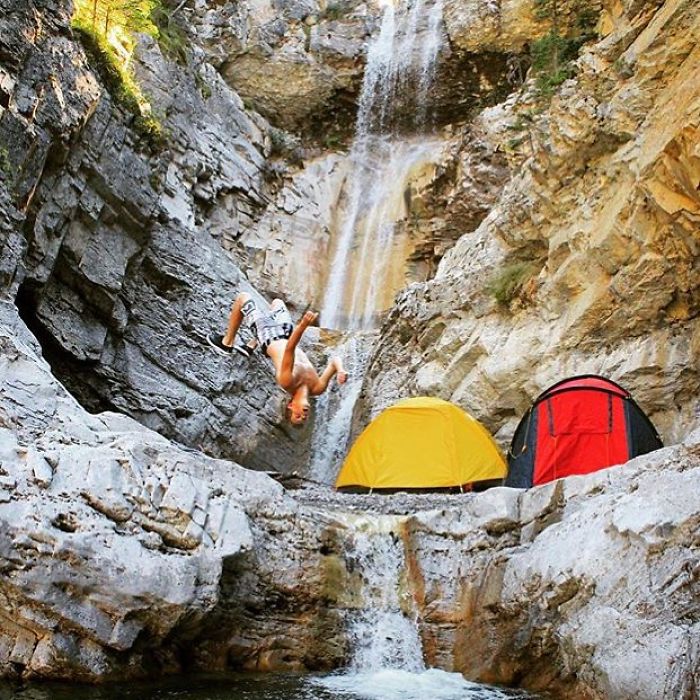 This Woman Has Fun On Instagram With Photos Of People Pretending To Sleep In The Middle Of Nowhere