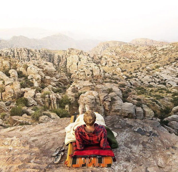 This Woman Has Fun On Instagram With Photos Of People Pretending To Sleep In The Middle Of Nowhere