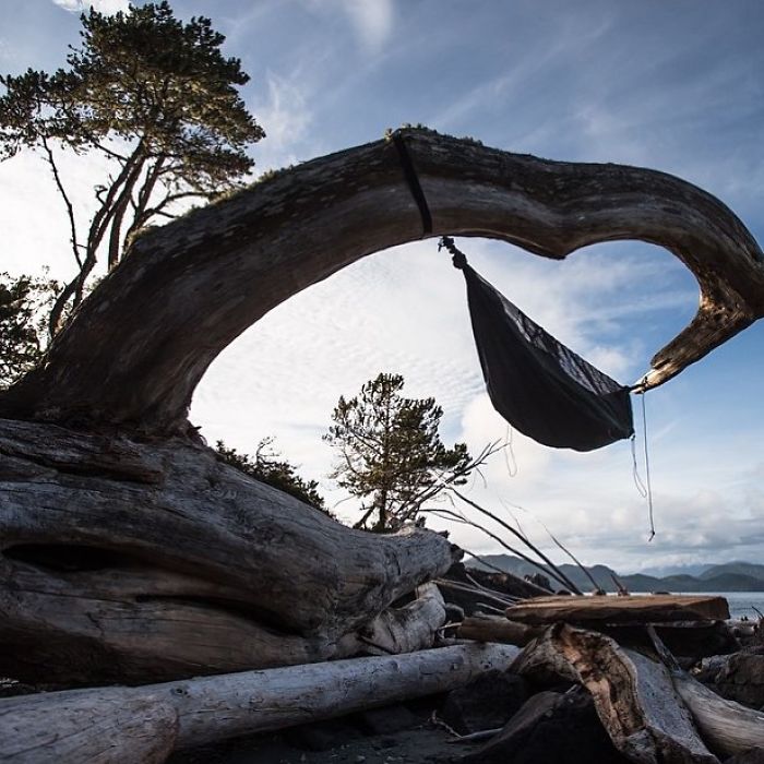 This Woman Has Fun On Instagram With Photos Of People Pretending To Sleep In The Middle Of Nowhere