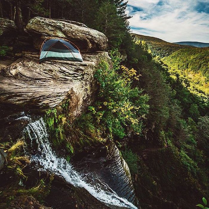 This Woman Has Fun On Instagram With Photos Of People Pretending To Sleep In The Middle Of Nowhere