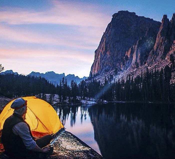 This Woman Has Fun On Instagram With Photos Of People Pretending To Sleep In The Middle Of Nowhere