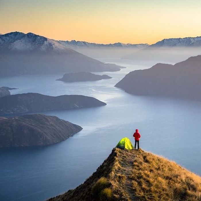 This Woman Has Fun On Instagram With Photos Of People Pretending To Sleep In The Middle Of Nowhere
