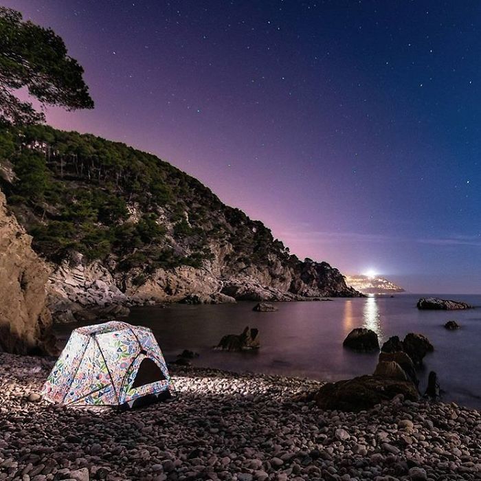 This Woman Has Fun On Instagram With Photos Of People Pretending To Sleep In The Middle Of Nowhere