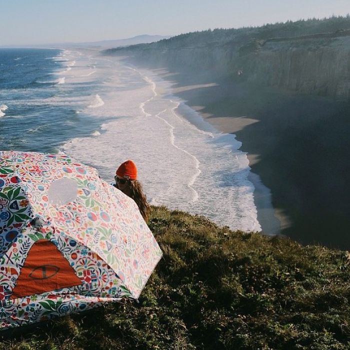 This Woman Has Fun On Instagram With Photos Of People Pretending To Sleep In The Middle Of Nowhere