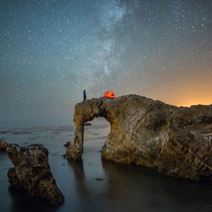 This Woman Has Fun On Instagram With Photos Of People Pretending To Sleep In The Middle Of Nowhere