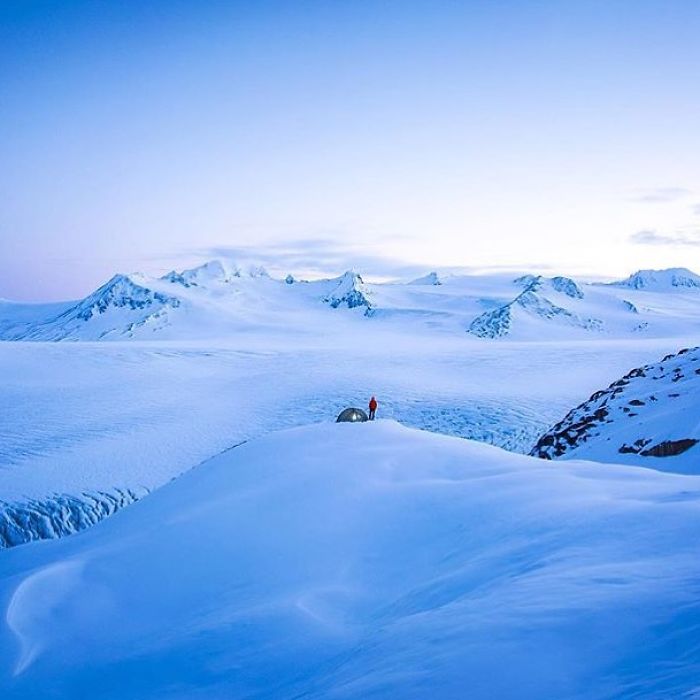 This Woman Has Fun On Instagram With Photos Of People Pretending To Sleep In The Middle Of Nowhere