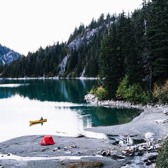 This Woman Has Fun On Instagram With Photos Of People Pretending To Sleep In The Middle Of Nowhere