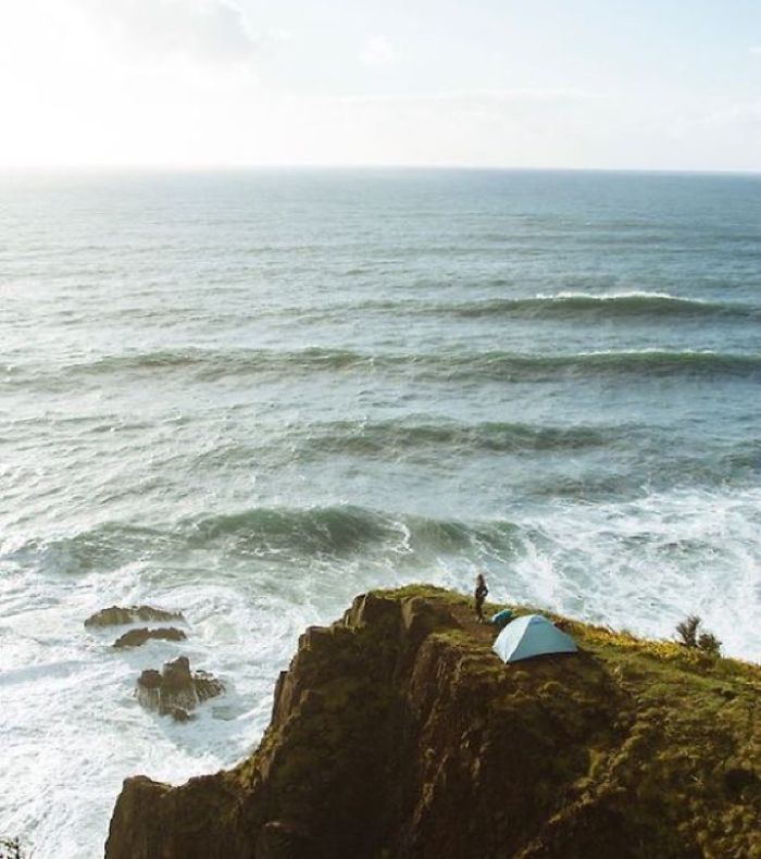 This Woman Has Fun On Instagram With Photos Of People Pretending To Sleep In The Middle Of Nowhere