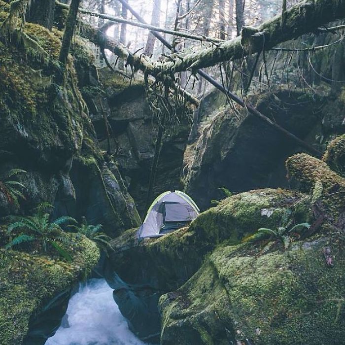 This Woman Has Fun On Instagram With Photos Of People Pretending To Sleep In The Middle Of Nowhere