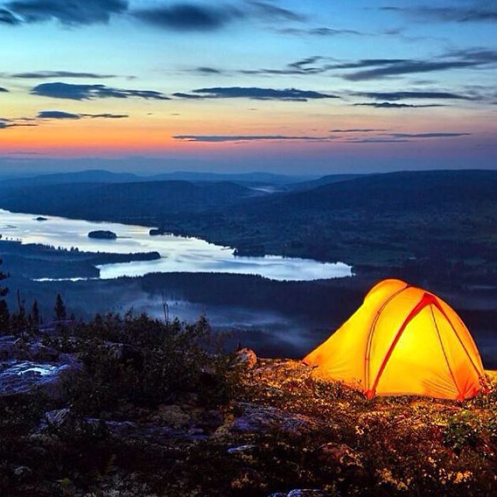 This Woman Has Fun On Instagram With Photos Of People Pretending To Sleep In The Middle Of Nowhere