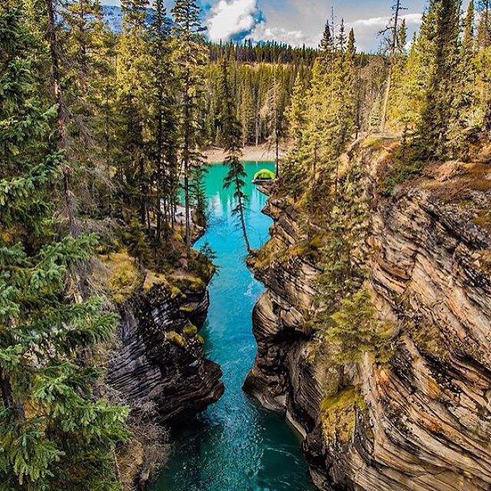 This Woman Has Fun On Instagram With Photos Of People Pretending To Sleep In The Middle Of Nowhere