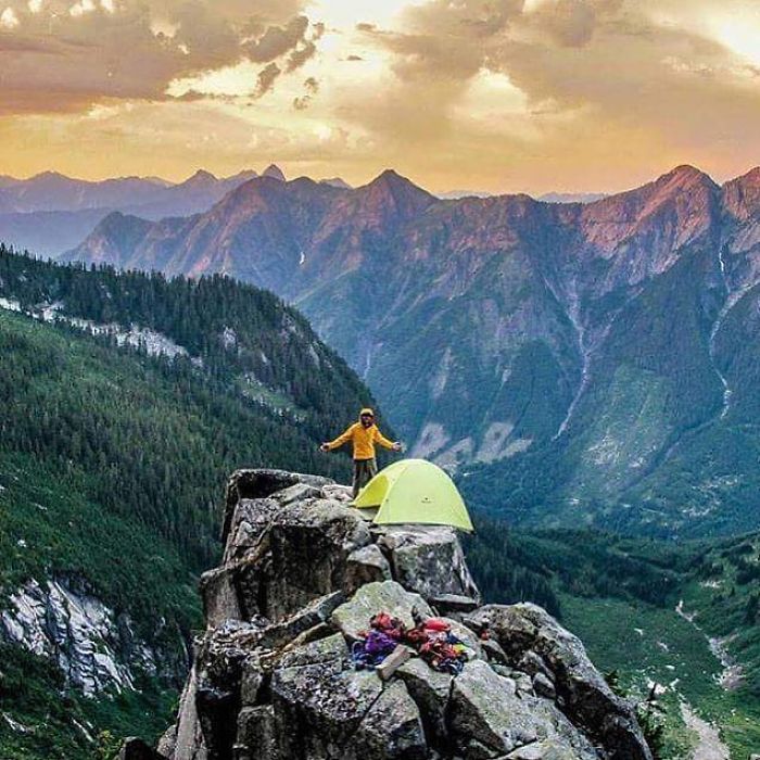 This Woman Has Fun On Instagram With Photos Of People Pretending To Sleep In The Middle Of Nowhere