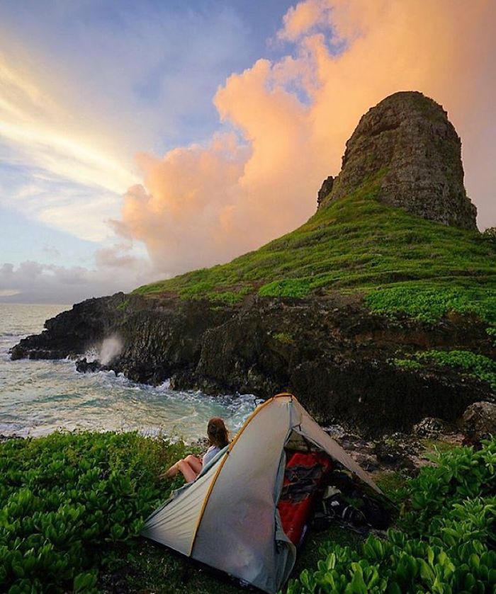 This Woman Has Fun On Instagram With Photos Of People Pretending To Sleep In The Middle Of Nowhere