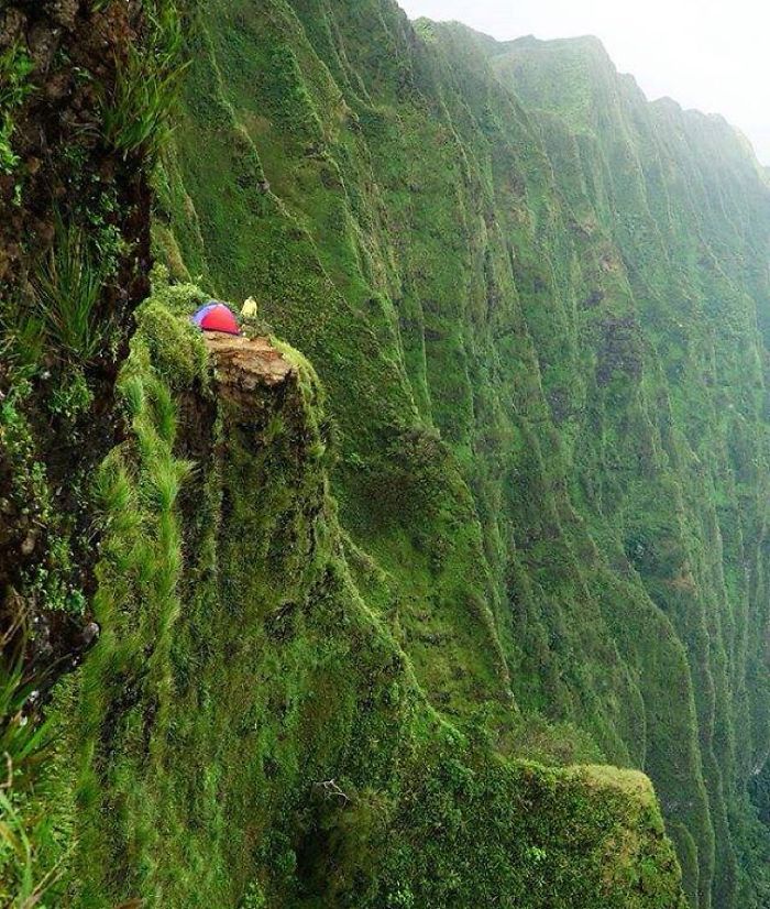 This Woman Has Fun On Instagram With Photos Of People Pretending To Sleep In The Middle Of Nowhere