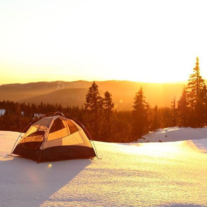 This Woman Has Fun On Instagram With Photos Of People Pretending To Sleep In The Middle Of Nowhere