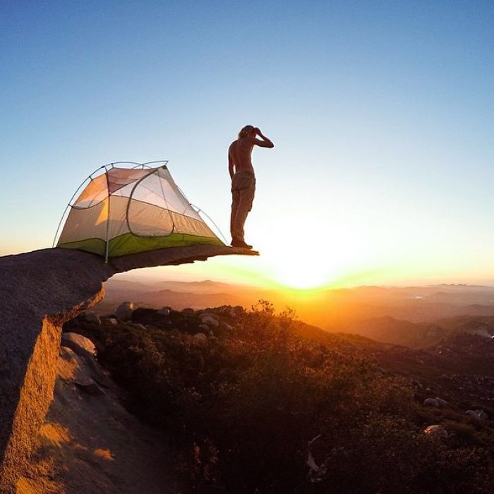 This Woman Has Fun On Instagram With Photos Of People Pretending To Sleep In The Middle Of Nowhere