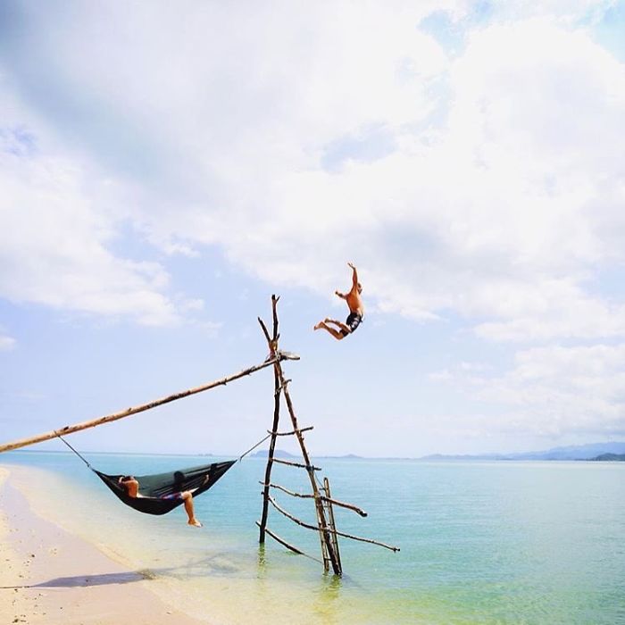 This Woman Has Fun On Instagram With Photos Of People Pretending To Sleep In The Middle Of Nowhere