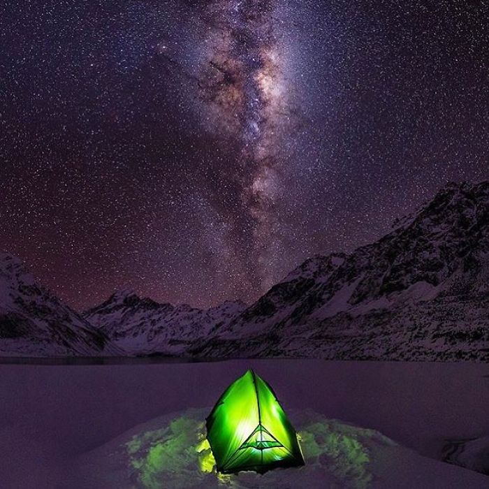 This Woman Has Fun On Instagram With Photos Of People Pretending To Sleep In The Middle Of Nowhere