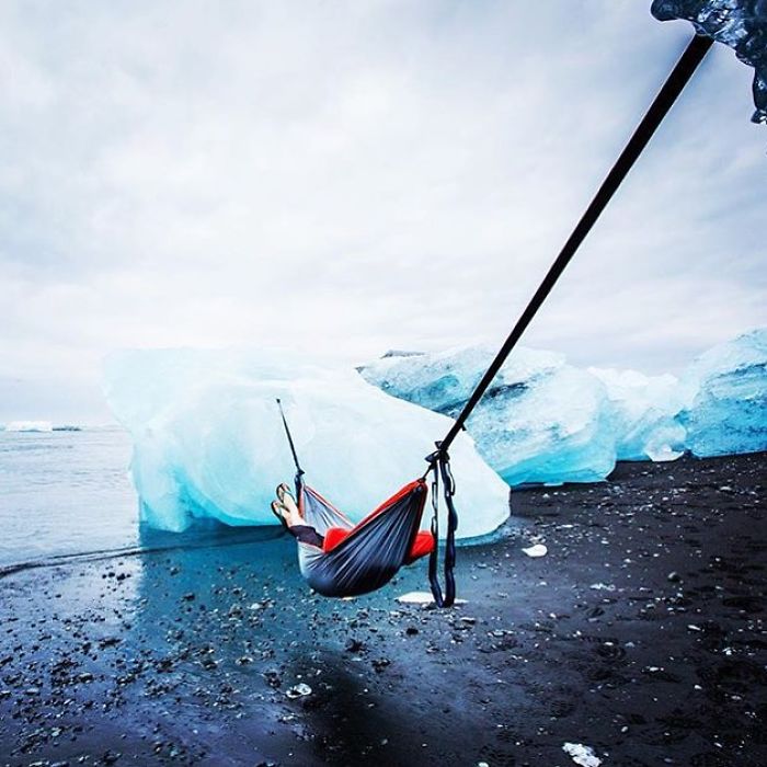 This Woman Has Fun On Instagram With Photos Of People Pretending To Sleep In The Middle Of Nowhere