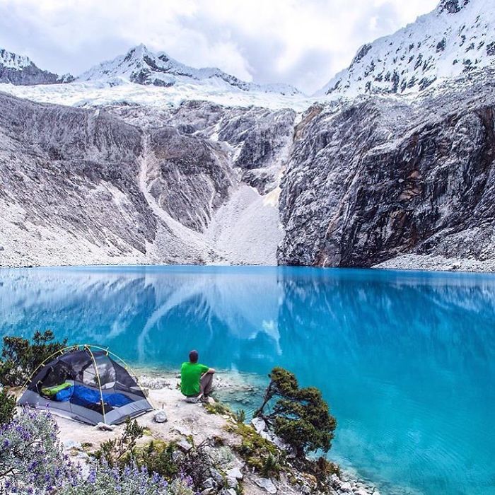 This Woman Has Fun On Instagram With Photos Of People Pretending To Sleep In The Middle Of Nowhere