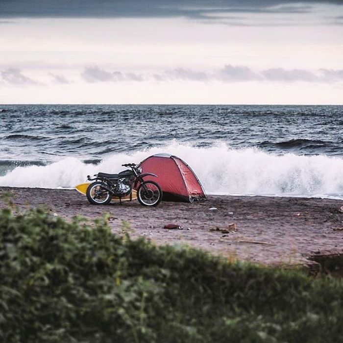 This Woman Has Fun On Instagram With Photos Of People Pretending To Sleep In The Middle Of Nowhere
