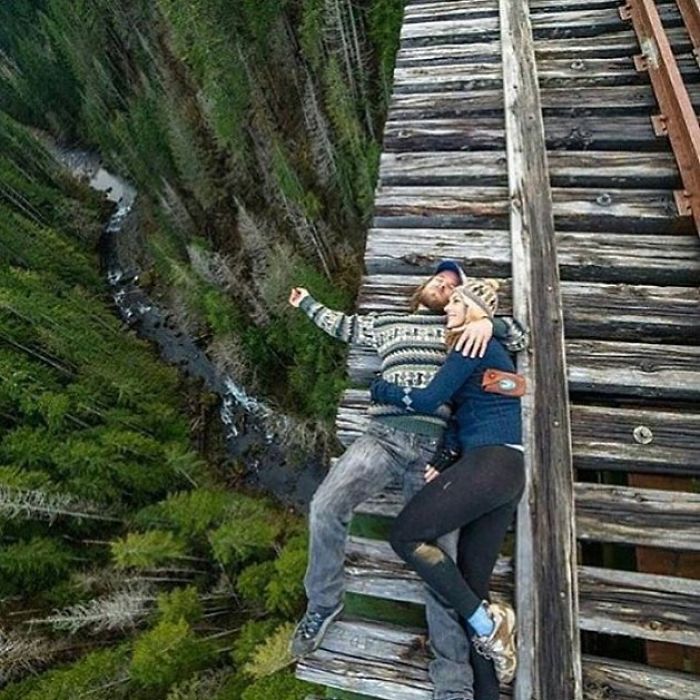 This Woman Has Fun On Instagram With Photos Of People Pretending To Sleep In The Middle Of Nowhere