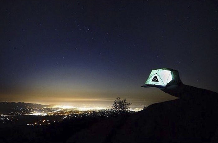 This Woman Has Fun On Instagram With Photos Of People Pretending To Sleep In The Middle Of Nowhere