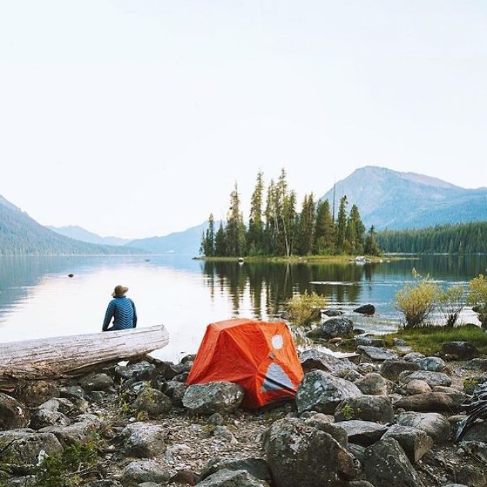 This Woman Has Fun On Instagram With Photos Of People Pretending To Sleep In The Middle Of Nowhere