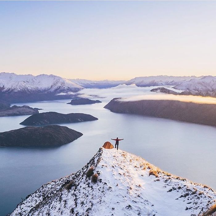 This Woman Has Fun On Instagram With Photos Of People Pretending To Sleep In The Middle Of Nowhere