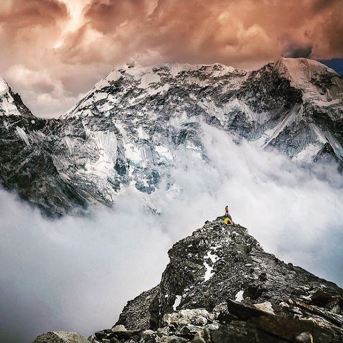 This Woman Has Fun On Instagram With Photos Of People Pretending To Sleep In The Middle Of Nowhere