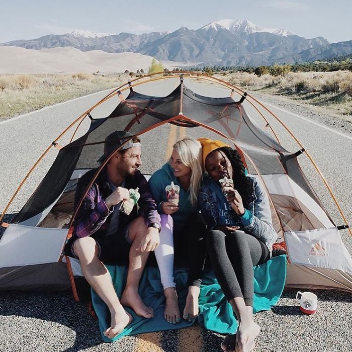 This Woman Has Fun On Instagram With Photos Of People Pretending To Sleep In The Middle Of Nowhere