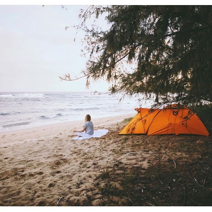 This Woman Has Fun On Instagram With Photos Of People Pretending To Sleep In The Middle Of Nowhere