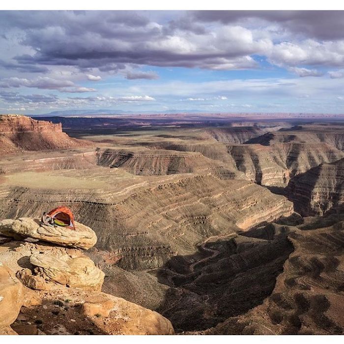 This Woman Has Fun On Instagram With Photos Of People Pretending To Sleep In The Middle Of Nowhere