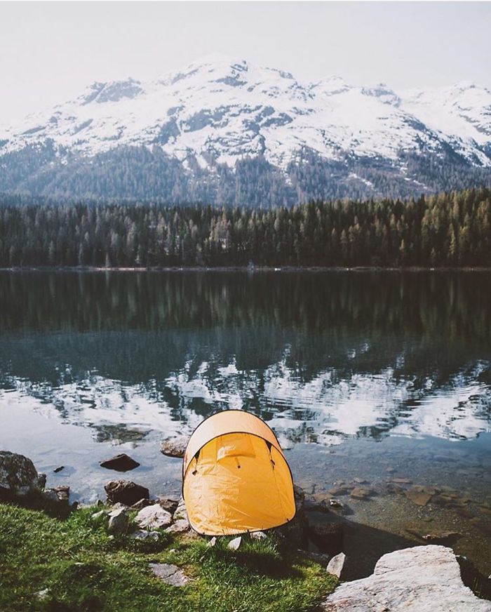 This Woman Has Fun On Instagram With Photos Of People Pretending To Sleep In The Middle Of Nowhere