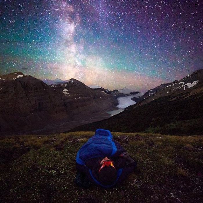 This Woman Has Fun On Instagram With Photos Of People Pretending To Sleep In The Middle Of Nowhere