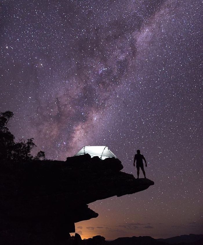 This Woman Has Fun On Instagram With Photos Of People Pretending To Sleep In The Middle Of Nowhere