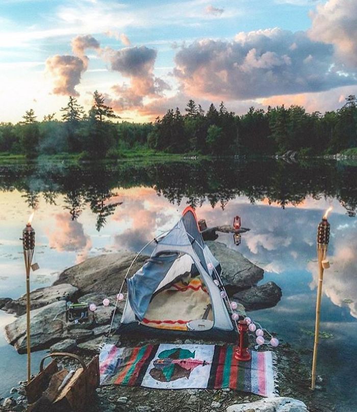 This Woman Has Fun On Instagram With Photos Of People Pretending To Sleep In The Middle Of Nowhere