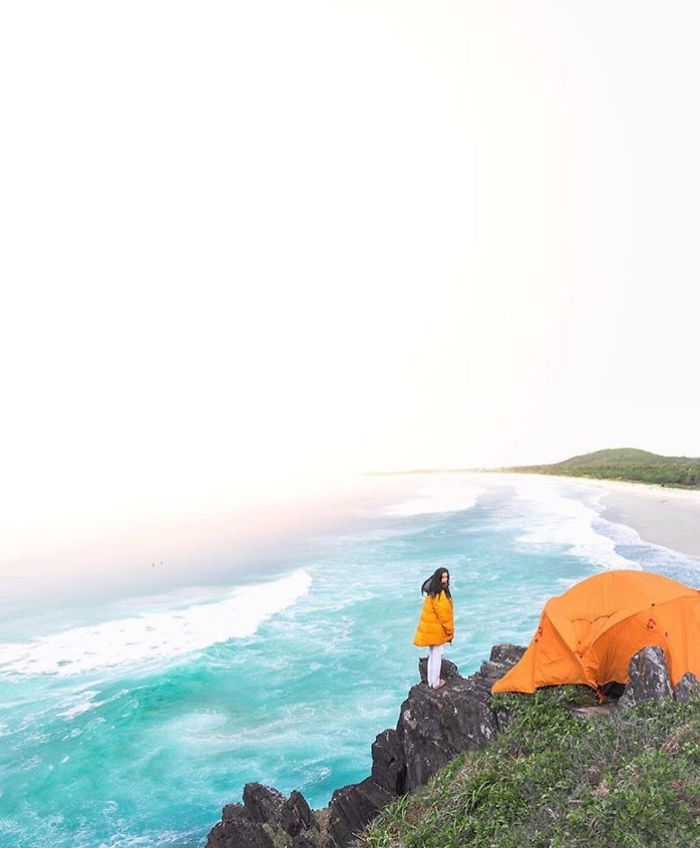 This Woman Has Fun On Instagram With Photos Of People Pretending To Sleep In The Middle Of Nowhere