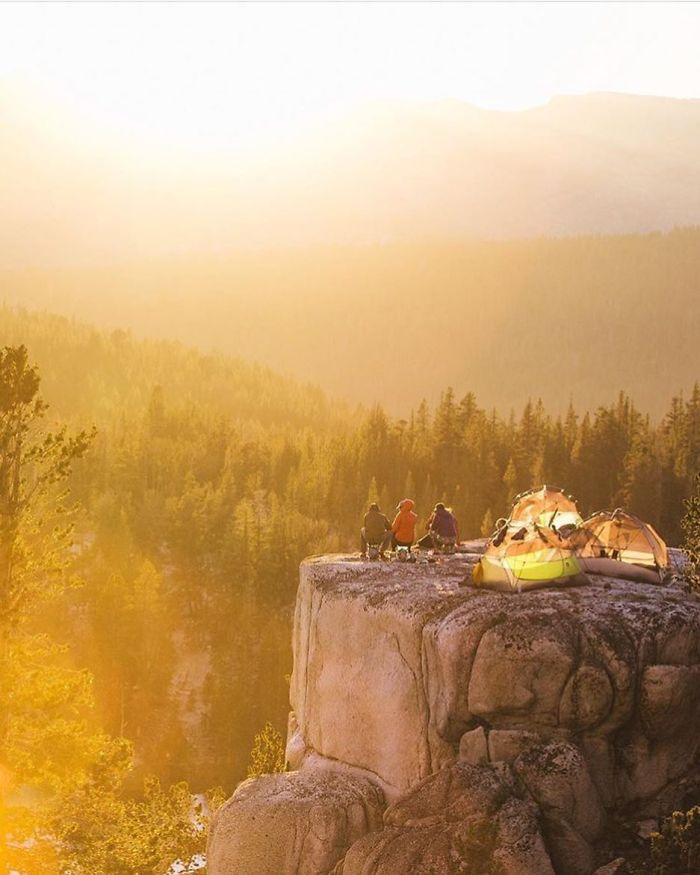 This Woman Has Fun On Instagram With Photos Of People Pretending To Sleep In The Middle Of Nowhere