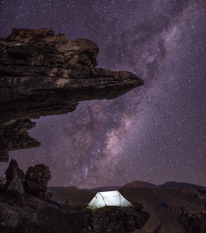 This Woman Has Fun On Instagram With Photos Of People Pretending To Sleep In The Middle Of Nowhere