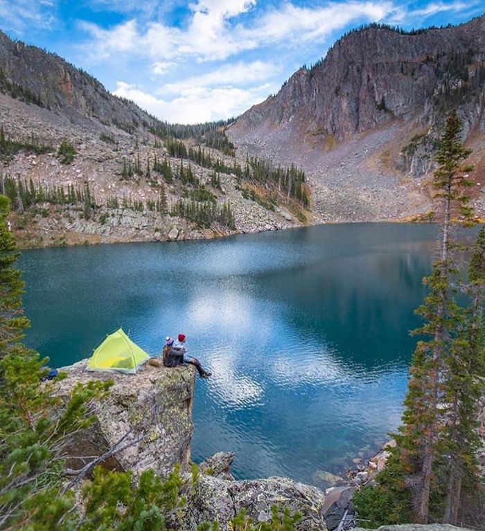 This Woman Has Fun On Instagram With Photos Of People Pretending To Sleep In The Middle Of Nowhere