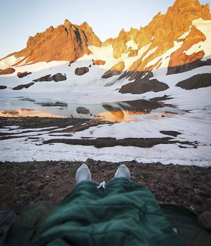 This Woman Has Fun On Instagram With Photos Of People Pretending To Sleep In The Middle Of Nowhere