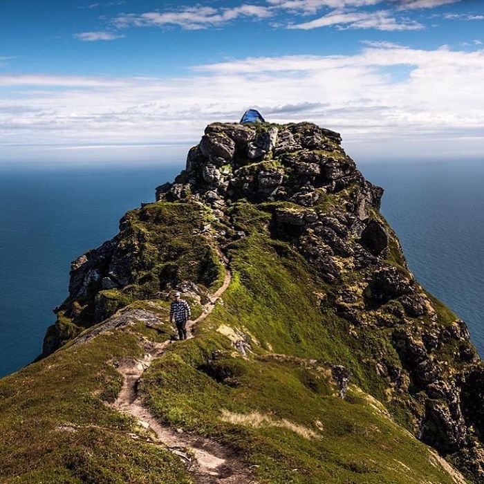 This Woman Has Fun On Instagram With Photos Of People Pretending To Sleep In The Middle Of Nowhere