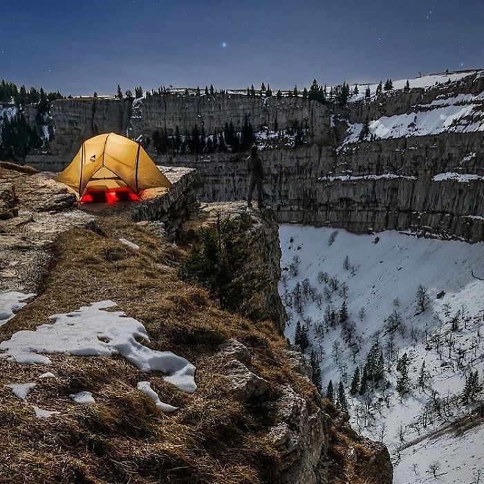 This Woman Has Fun On Instagram With Photos Of People Pretending To Sleep In The Middle Of Nowhere